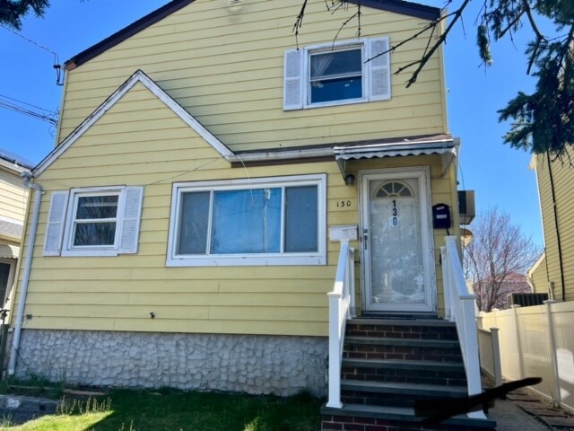 130 Baisley Ave, Unit 2nd Floor in East Rockaway, NY - Building Photo