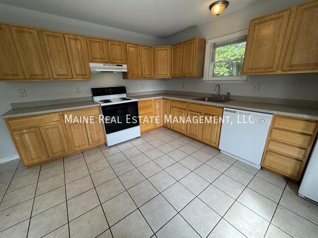1833 Hammond St in Hermon, ME - Foto de edificio - Building Photo