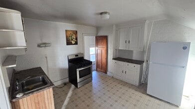 1825 Grand Ave, Unit Upper in Davenport, IA - Foto de edificio - Building Photo