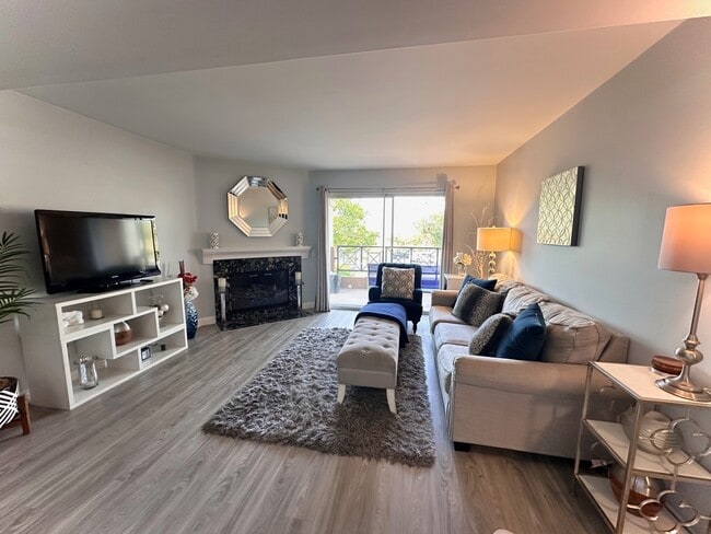 3201 Sirena Vista Way, Unit 121 in Carlsbad, CA - Foto de edificio - Building Photo