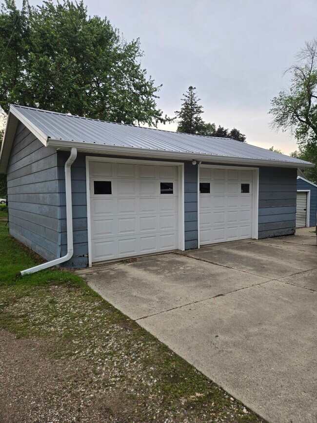 207 E 4th St in Sanborn, IA - Building Photo - Building Photo