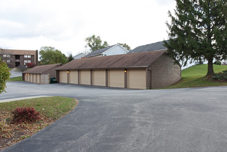 Foxwood Village Apartments in Rockford, IL - Foto de edificio - Building Photo