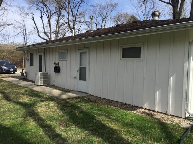 2315 NW Klamm Rd in Riverside, MO - Building Photo - Building Photo