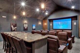 1200 Estancia Pkwy in Austin, TX - Foto de edificio - Building Photo