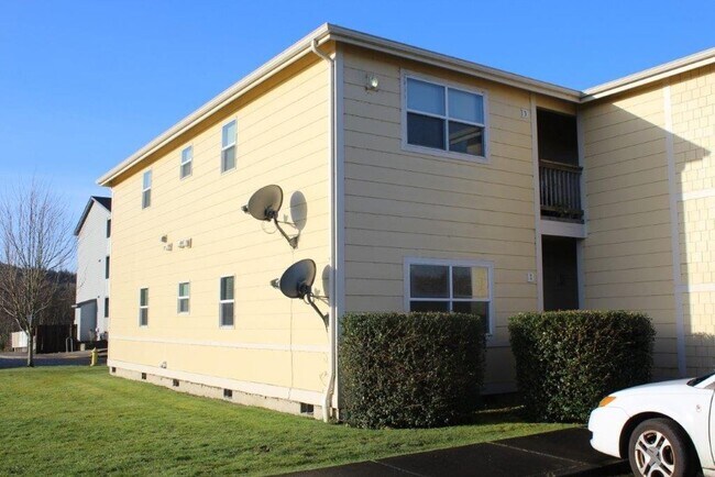 1990 SE Chokeberry Ave-Unit -Unit B in Warrenton, OR - Building Photo - Building Photo