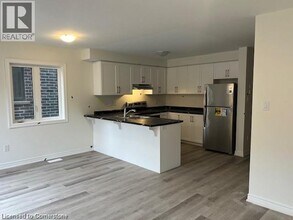 17 Dryden Ln in Hamilton, ON - Building Photo - Building Photo