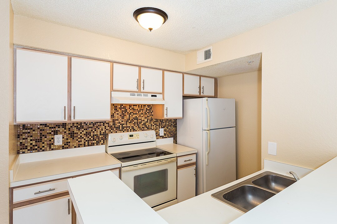 2214 Grand Cayman Ct in Kissimmee, FL - Building Photo