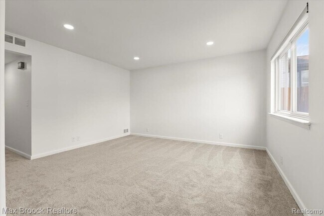27 W Garfield Ave in Hazel Park, MI - Building Photo - Building Photo