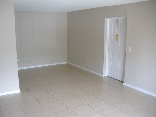 208 Foxtail Dr, Unit E1 in Greenacres, FL - Foto de edificio - Building Photo