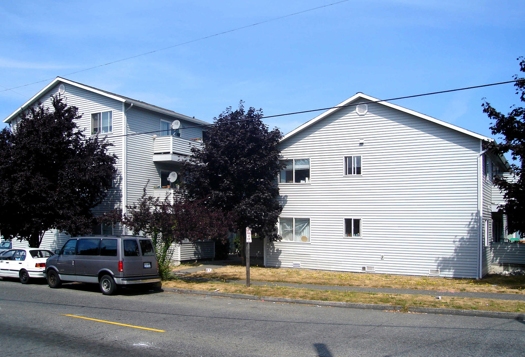 Trenton Court in Seattle, WA - Building Photo