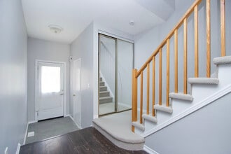 10 Bassett Blvd in Whitby, ON - Building Photo - Building Photo
