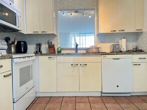 3551 NE 169th St in North Miami Beach, FL - Foto de edificio - Building Photo