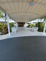 555 Oaks Ln in Pompano Beach, FL - Building Photo