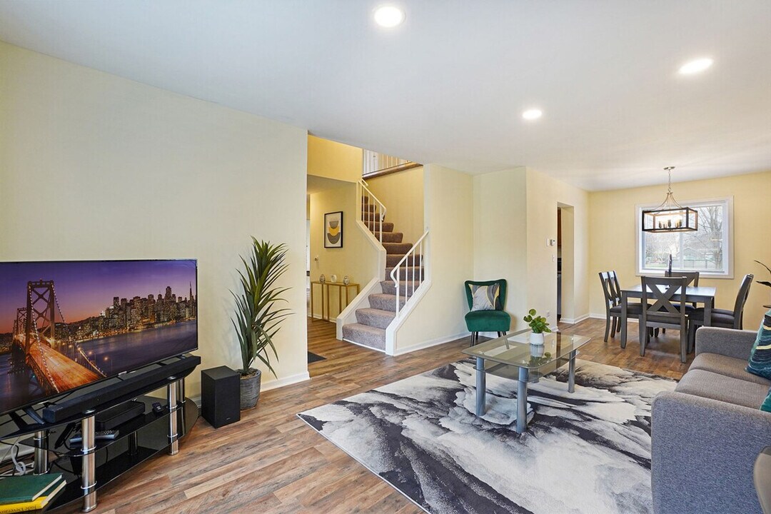 291 Weatherford Ln in Naperville, IL - Building Photo