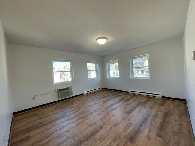 19 Main St, Unit 9 in Plymouth, MA - Foto de edificio - Building Photo