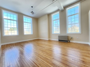 21 Jefferson St, Unit 1 in Old Town, ME - Foto de edificio - Building Photo