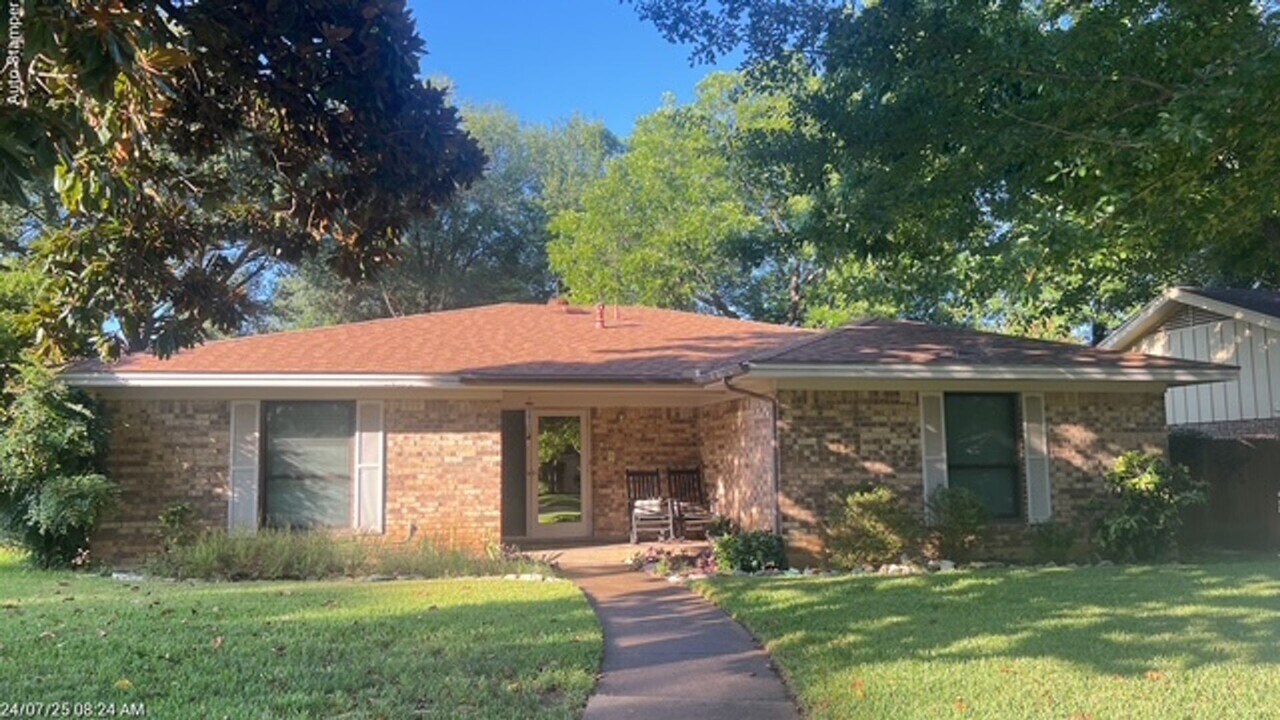 2112 Meadowlake Ct in Arlington, TX - Building Photo