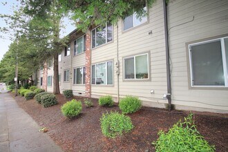 4224 SE Cesar Estrada Chavez Blvd in Portland, OR - Building Photo - Building Photo