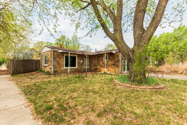 2903 W Douglas Ave in Wichita, KS - Building Photo - Building Photo