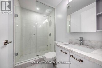 2221 Yonge St in Toronto, ON - Building Photo - Building Photo