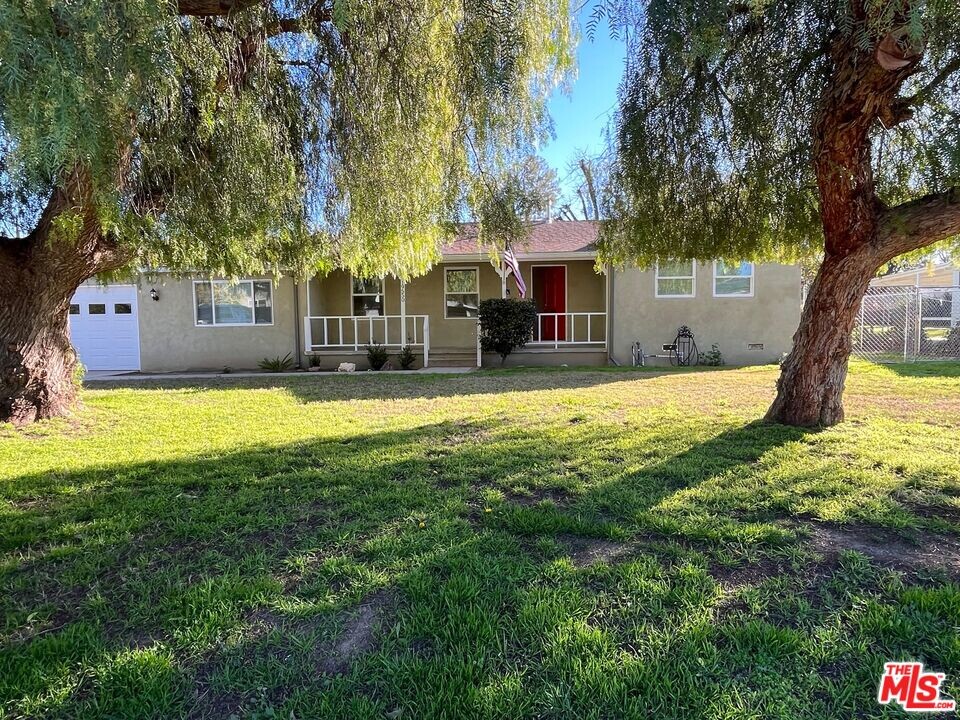 19550 Lorne St in Los Angeles, CA - Building Photo