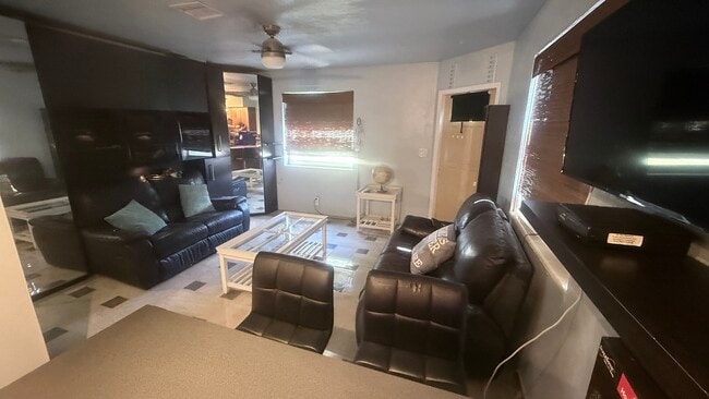 1701 Hayes St, Unit 4 in Hollywood, FL - Building Photo - Building Photo