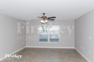 437 Earhart Dr in Davenport, FL - Foto de edificio - Building Photo