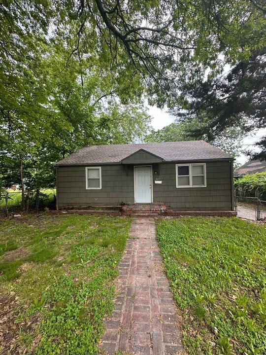 8023 Walrond Ave in Kansas City, MO - Building Photo