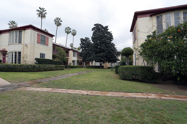 1100 S Westmoreland Ave in Los Angeles, CA - Foto de edificio - Building Photo