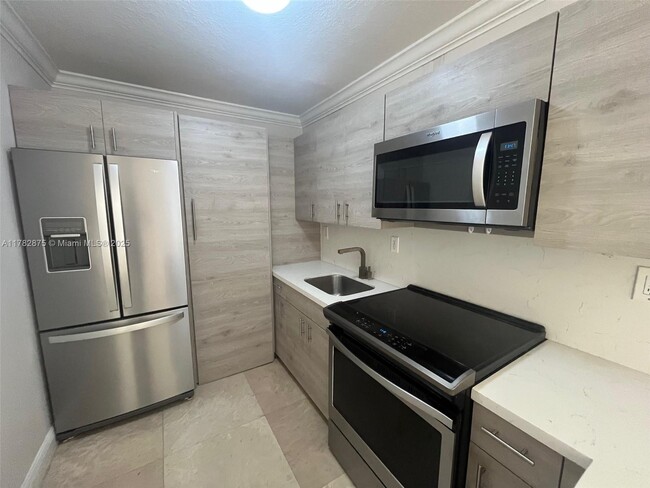 437 SW 7th St in Miami, FL - Foto de edificio - Building Photo