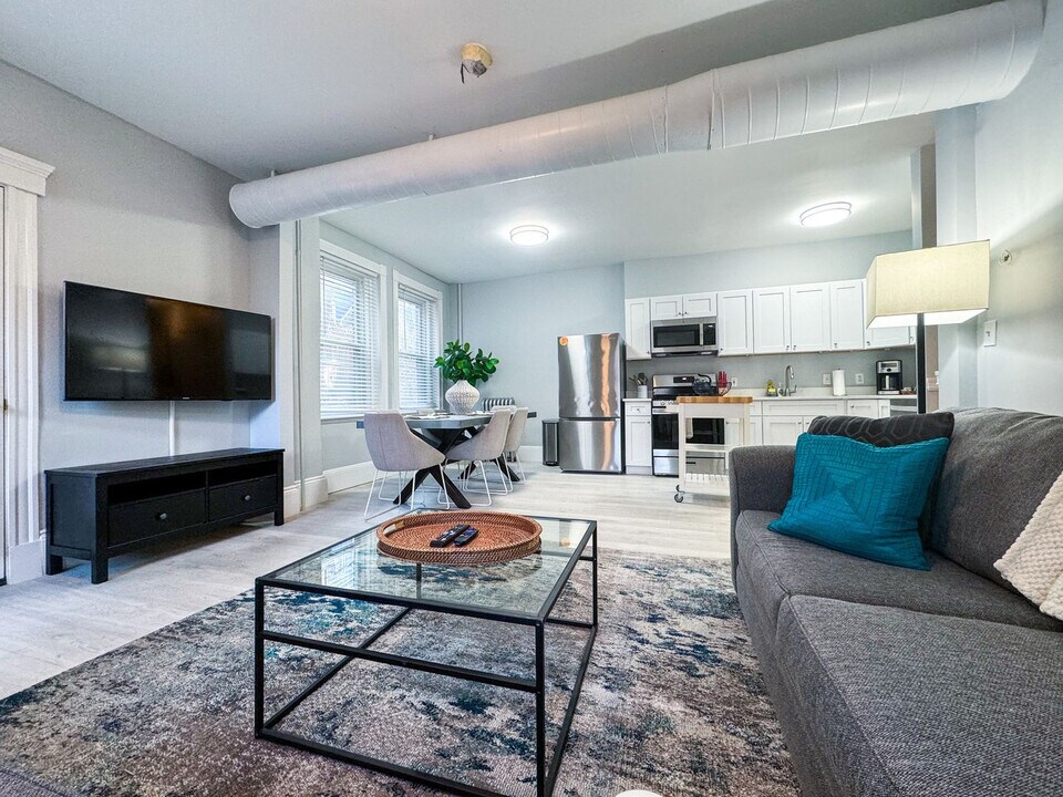 636 Washington St in Brookline, MA - Building Photo