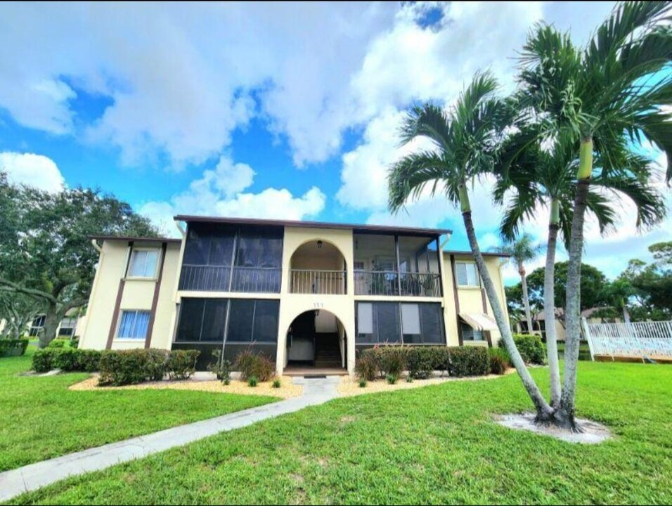 111 Lake Pine Cir in Greenacres, FL - Building Photo
