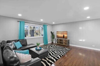 409 Clifton Ct in Schaumburg, IL - Building Photo - Building Photo