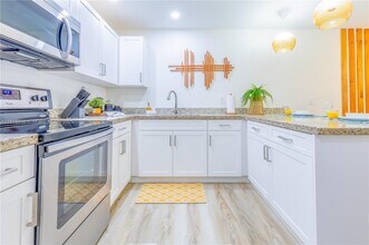 1762 NW 15th St in Miami, FL - Building Photo - Building Photo