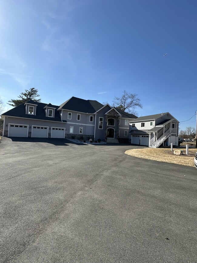 14 Crescent Beach Dr in Enfield, CT - Foto de edificio - Building Photo