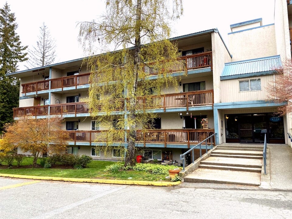 4728 Uplands Dr in Nanaimo, BC - Building Photo