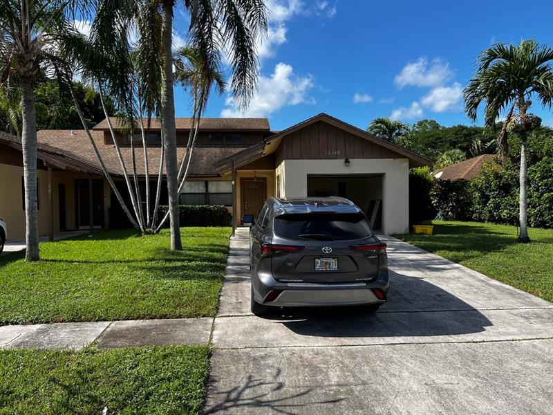 12449 Guilford Way in Wellington, FL - Foto de edificio