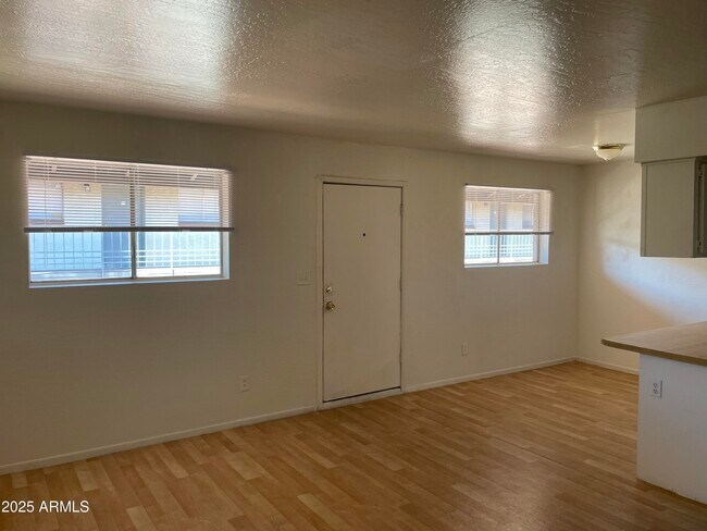 2002 E Sweetwater Ave-Unit -205 in Phoenix, AZ - Building Photo - Building Photo