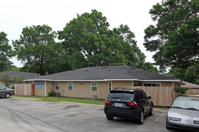 Lanier Apartments in Pensacola, FL - Building Photo - Building Photo