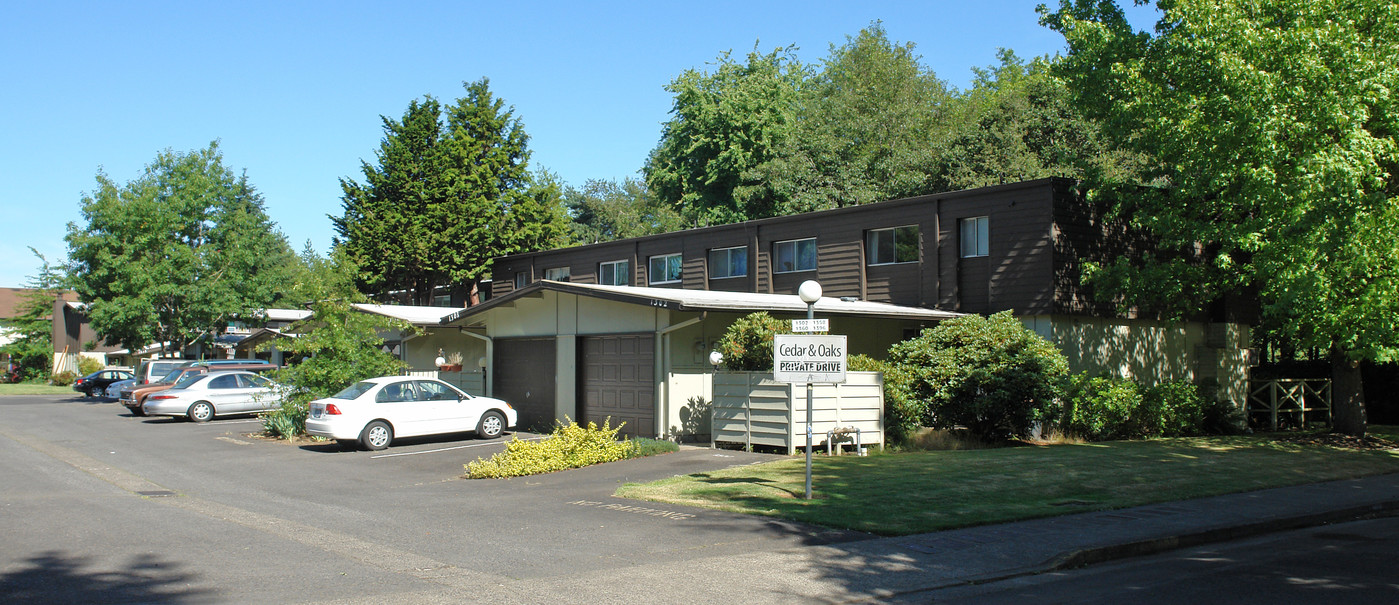 Cedar & Oaks in Eugene, OR - Building Photo