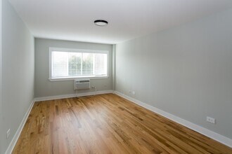 727 Elm Pl, Unit 201 in Highland Park, IL - Building Photo - Building Photo