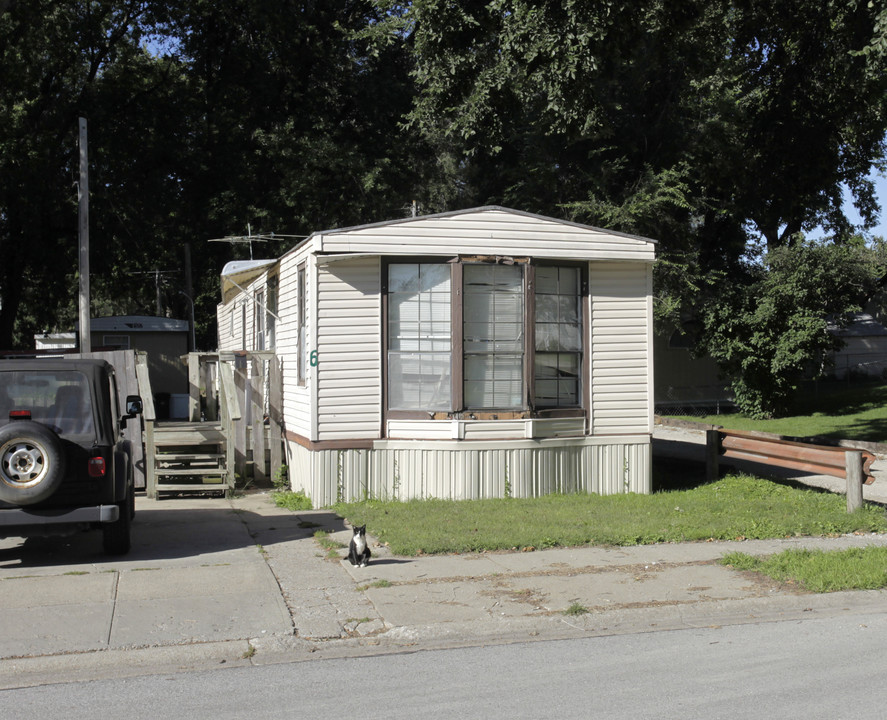 PL Mobile Home Park in Omaha, NE - Foto de edificio