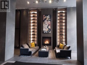 55 Charles St E in Toronto, ON - Building Photo - Building Photo