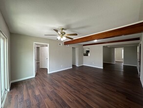 130 Loma Park Dr in San Antonio, TX - Building Photo - Building Photo