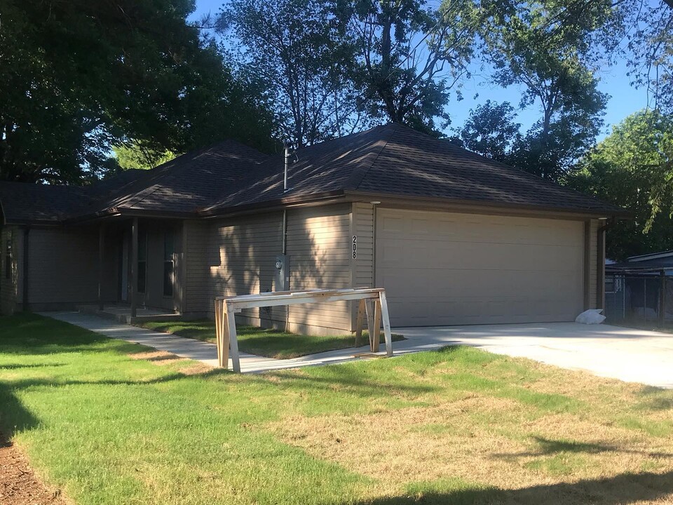 208 Maple St in Jonesboro, AR - Building Photo