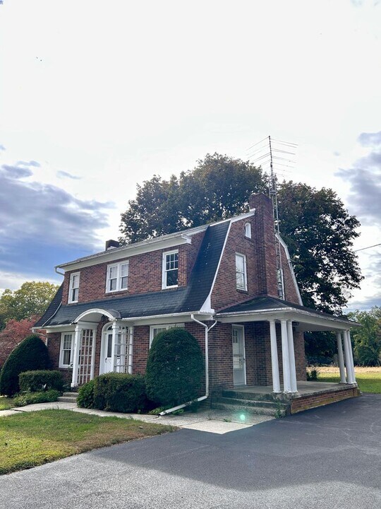 196 S Broad St in Hallam, PA - Building Photo