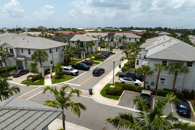 Long Pines Townhomes in Pompano Beach, FL - Building Photo - Building Photo