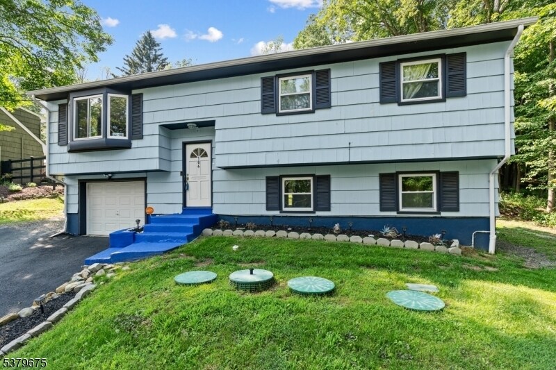186 Tomahawk Trail in Sparta, NJ - Building Photo