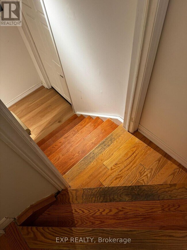 16 Wellspring Ave in Richmond Hill, ON - Building Photo - Building Photo