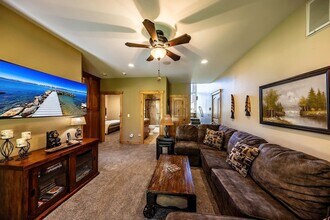 607 Pyramid Ct in South Lake Tahoe, CA - Building Photo - Building Photo